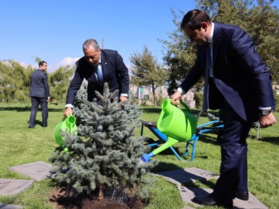 Կիպրոսի պաշտպանության նախարարը ՊՆ վարչական համալիրի տարածքում անվանական եղևնի է տնկել