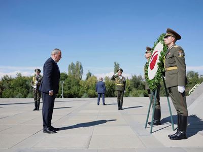 Министр обороны Кипра посетил мемориальный комплекс «Цицернакаберд» в Ереване