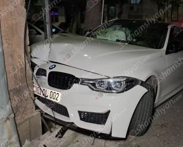 Երևանի Վարդանանց փողոցում 23-ամյա վարորդը «BMW»-ով բախվել է բնակելի շենքին ու հայտնվել մայթին