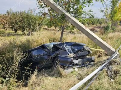 Արագածոտնում «Lada»-ն բախվել բետոնե էլեկտրասյանը, կոտրել այն և հայտնվել դաշտում. ընտանիքի 4 անդամները հոսպիտալացվել են