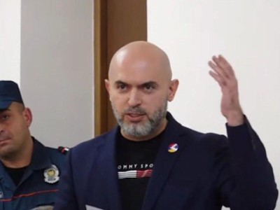 Оппозиционер: У Пугачевой есть песня «Нас бьют, а мы летаем», Никол сделал ремикс «Нас бьют, а мы болтаем»