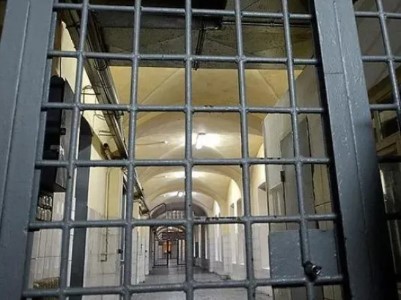 Վանաձորի բանտում կալանավորը մեխեր ու ածելու սայր է կուլ տվել