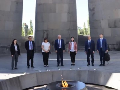 Начальник международного военного штаба НАТО посетил мемориальный комплекс Геноцида армян