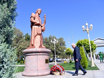 Վահագն Խաչատուրյանն այցելել է Աշխաբադի մշակութային համալիր, ծաղիկներ զետեղել Սայաթ-Նովայի արձանի մոտ
