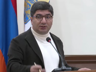 Ես խելոք նստած իմ համար հաց ու սոխ կուտեի, մեկ էլ շըրըխկ՝ դուռը բացվեց, Ավինյանն ու Գալջյանը մտան մեղվի բունը.Մանուկյան