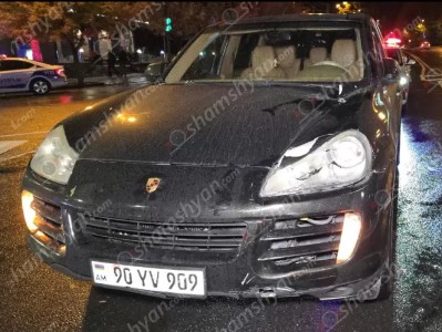 В Ереване «Porsche Cayenne» сбил служащего полиции