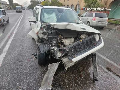 Արցախի պողոտայում «Opel Zafira»-ն լուսացույցի տակ բախվել է կայանված «Jeep»-ին. կա 2 վիրավոր