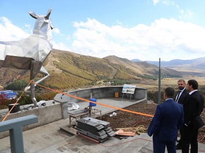 Գևորգ Պապոյանը Ջերմուկում հետևել է նաև Ջերմուկի խորհրդանիշ համարվող «Եղնիկ»-ի տեղադրման աշխատանքներին