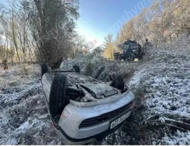 Из-за гололедицы в Севане автомобиль съехал с проезжей части дороги, и, перевернувшись, оказался в лесу