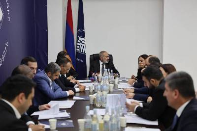 «Հրապարակ». Փաշինյանը դեմոկրատիա է խաղում