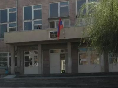 Վանաձորի դպրոցներից մեկում աշխատակիցը վայր է ընկել սեղանից և ողերի կոտրվածքներով տեղափոխվել հիվանդանոց