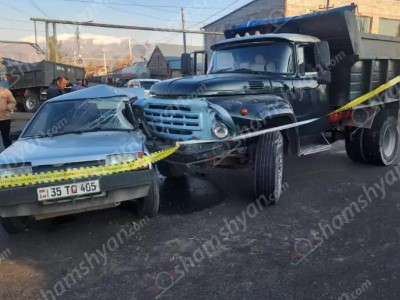 В Армении столкнулись грузовик и легковушка: Один человек скончался