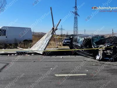 Աբովյանում բախվել են «Volkswagen»-ը և «Ford Transit»-ը. վերջինս կոտրել է գովազդային ցուցանակը. Կա 3 վիրավոր