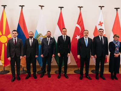 Глава МИД РА принял участие в рабочем завтраке, организованном министром иностранных дел и торговли Венгрии