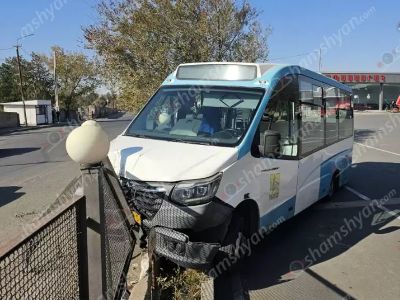 Երևանում 26 համարի միկրոավտոբուսը բախվել է երկաթե ցանցին և բետոնե հատվածին