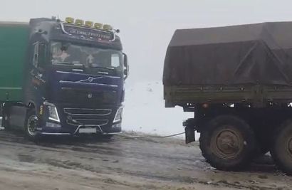 В Армении спасатели вызволили из снежного плена 7 грузовиков