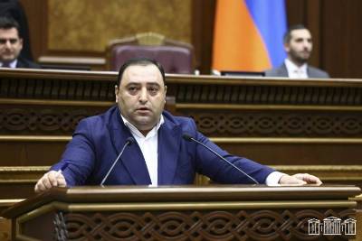 «Հրապարակ». ՔՊ-ական երեսփոխանները բյուջեի քննարկումը վերածել էին «հզոր վարչապետին» քծնելու արարողության