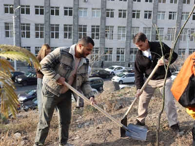 Աբովյան պուրակի դիմացի՝ Սարալանջի հատվածում ծառատունկ է կազմակերպվել