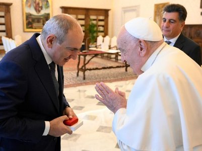 Папа Римский получил от премьера РА в подарок книгу Нарекаци и подарил ему скульптуру святого Франциска