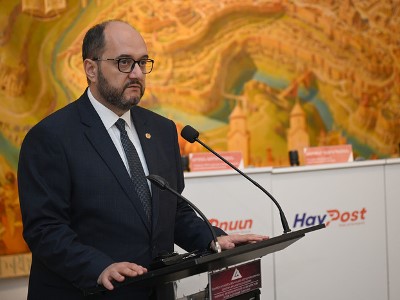 Глава аппарата премьер-министра РА принял участие в церемонии гашения особой почтовой открытки