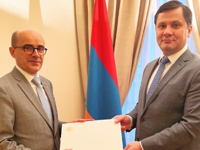 Ֆրանսիայում ՀՀ դեսպան Արման Խաչատրյանը Մաթյո Կարմոնային է հանձնել իր հավատարմագրերի պատճենը