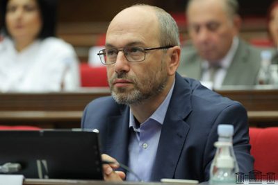 «Հրապարակ». «Սամբոյի ինչ-որ պրիոմ պիտի անեի՞նք». Ընդդիմադիր պատգամավորին էլ «կխնդրեն» մանդատը վայր դնել
