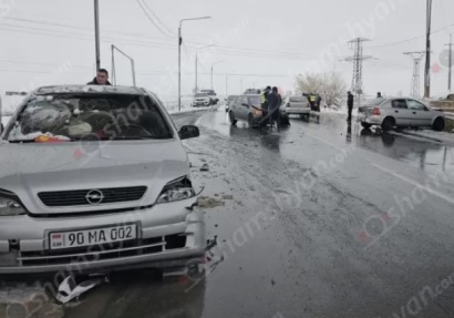 Եղվարդում իրար են բախվել 3 «Opel»ներ. Նրանցից 2-ի անվադողերը ձմեռային չեն եղել