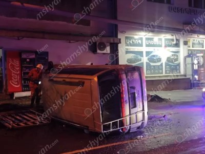 Երևանում «Nissan Elgrand»-ը «Սիփան» ռեստորանի մոտ կոտրել է օբյեկտի մի քանի սառնարան, բախվել դռանն ու կողաշրջվել