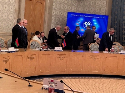 Вице-премьер Армении побеседовал с первым вице-премьером Азербайджана