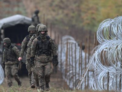 Премьер-министр Польши посетил границу с Россией, на которой строятся военные укрепления