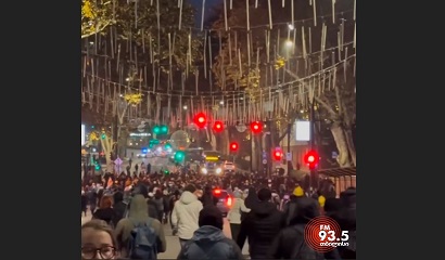 Акция протеста в Тбилиси не прекращалась всю ночь: полиции до сих пор не удалось разогнать митингующих