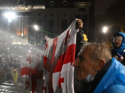 Cпецназ начал разгон акции протеста у здания парламента Грузии, начались задержания