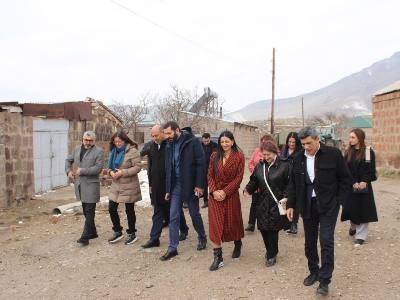 Պաշտպան Անահիտ Մանասյանն այցելել է Արագածոտնի մարզի եզդիական բնակչություն ունեցող բնակավայրեր
