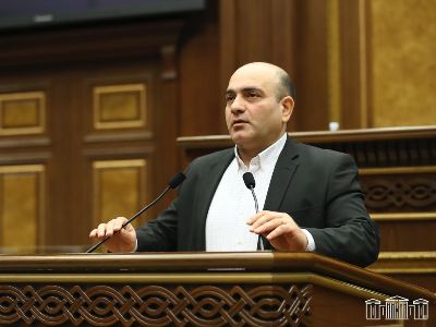 Ավտոբուսի վարորդը մի ձեռքով ղեկն է բռնում, մյուսով բրդուճ է ուտում. Իսկ իրենք տավարի քյալլա են ուտում. ԱԺ պատգամավոր