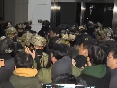 После объявления военного положения в Южной Корее войска устанавливают баррикады у здания парламента