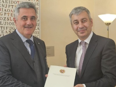 Իտալիայում ՀՀ նորանշանակ դեսպան Վլադիմիր Կարապետյանը հանձնել է իր հավատարմագրերի պատճենը