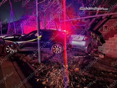 Արմավիրում բախվել են «Infiniti»-ն ու «Toyota Vitz»-ը. վերջինս կոտրել է բնակչի քարե պարիսպն ու բախվել ծառին. կա 3 վիրավոր