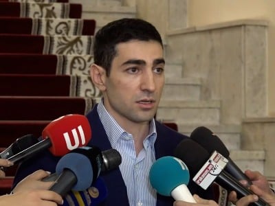 Ալեն Սիմոնյանին ասացի՝ լավ չի՞, հյուրանոցի մի քանի օրվա գումարը հետ կստանաք. Բայց ինքը ծանր է տարել. Լեւոն Քոչարյան