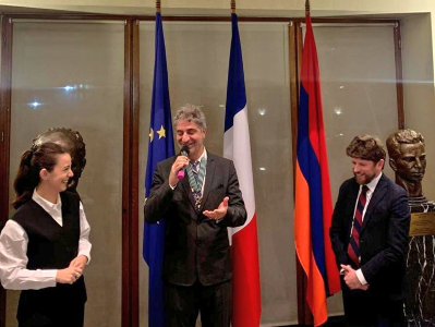 Ֆրանսիայի դեսպանը Սիմոն Աբգարյանին Արվեստի և գրականության շքանշանի կոմանդորի կոչում է շնորհել