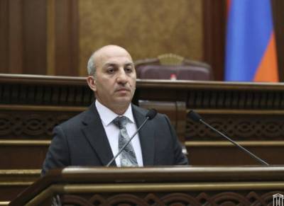«Հրապարակ». Փոխնախարարը գերբը հետը տուն է տարել