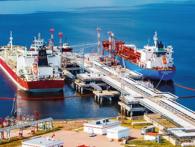 Украинский беспилотник атаковал комплекс «Лукойла» в Ленинградской области
