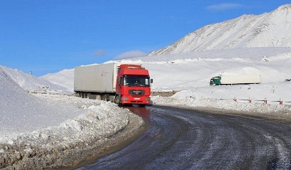 В селе Бавра большегруз с прицепом съехал с проезжей части дороги