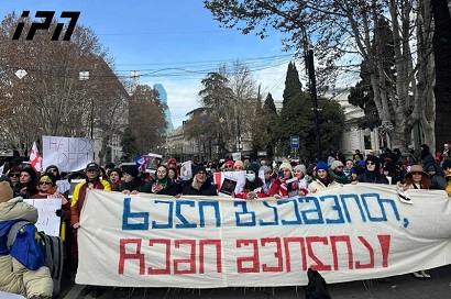 Բողոքի ակցիան Վրաստանի խորհրդարանի մոտ թափ է հավաքում. ցուցարարները դիպլոմներ եւ ֆուտբոլի գնդակներ են բերել