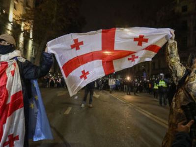 В Тбилиси из-за акции протеста отменили церемонию зажжения новогодней елки