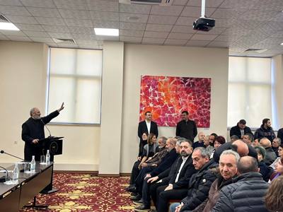 Стартовала встреча архиепископа Баграта Галстаняна со сторонниками Священного движения