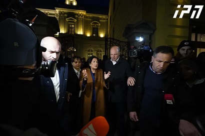 Участники очередной акции протеста в Тбилиси прошли маршем к президентскому дворцу и встретились с Зурабишвили