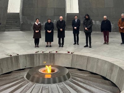 Министр культуры и замминистра иностранных дел Греции посетили мемориальный комплекс «Цицернакаберд» в Ереване