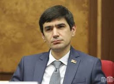 «Իրավունք». Երեկվա դեպքից հետո Արագածոտնի մարզպետը տեղը չի գտնում. Նա արդեն SMS հաղորդագրության է սպասում