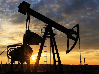 Нефть слабо дешевеет после спада накануне
