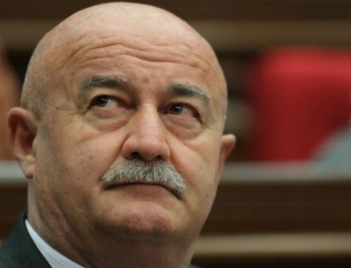«Ժողովուրդ». «Ես մանդատս չեմ դնի»․ որոշ ՔՊ-ականներ շարունակում են համոզել Հովիկ Աղազարյանին՝ վայր դնել մանդատը